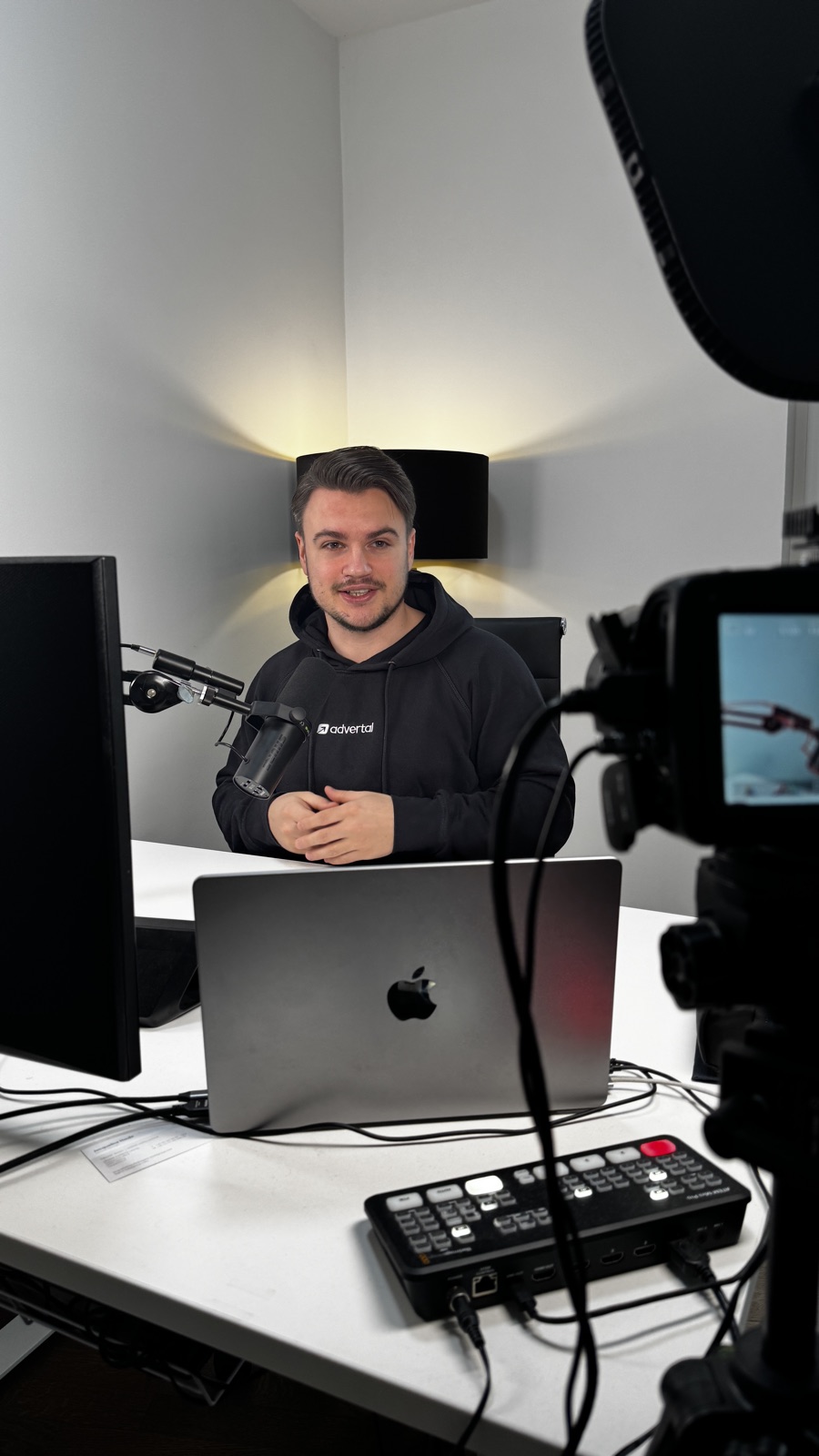 Tom Wenk im Advertal-Hoodie bei der Aufnahme eines ActiveCampaign-Tutorials