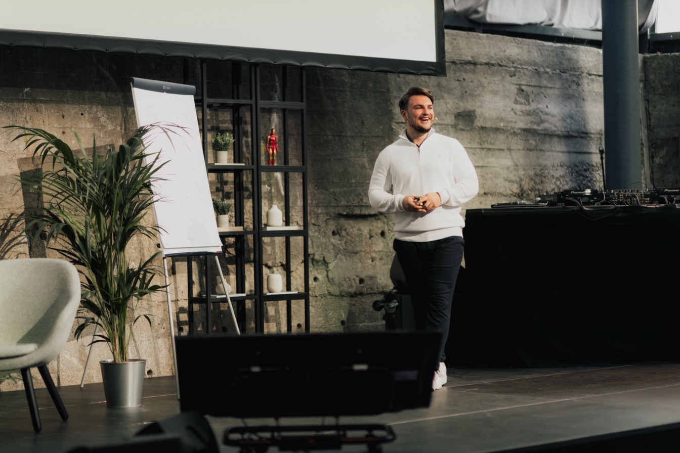 Tom Wenk, Gründer der ActiveCampaign Agentur Advertal, bei einem Vortrag